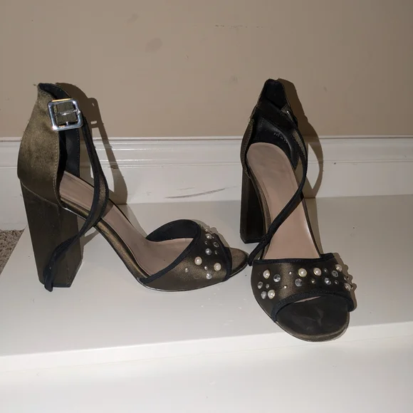 Elegant Black and Gold Women's Heels - Picture 2 of 3